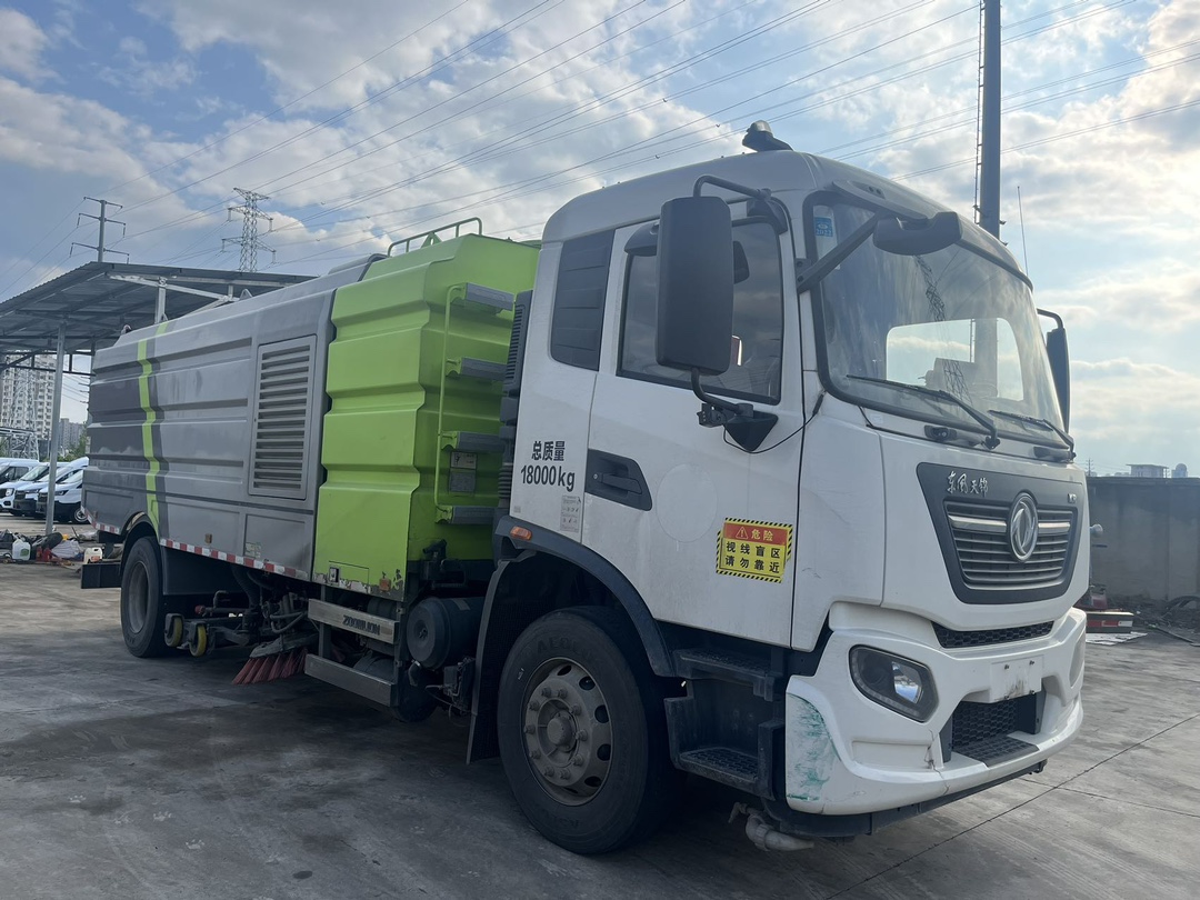 二手中聯(lián)16方洗掃車 2??年份：2021年5月 3??發(fā)動機：康機230馬力，國六 3??底盤配置：東風天錦底盤，六檔變速箱，5300軸距，275真空胎 4?