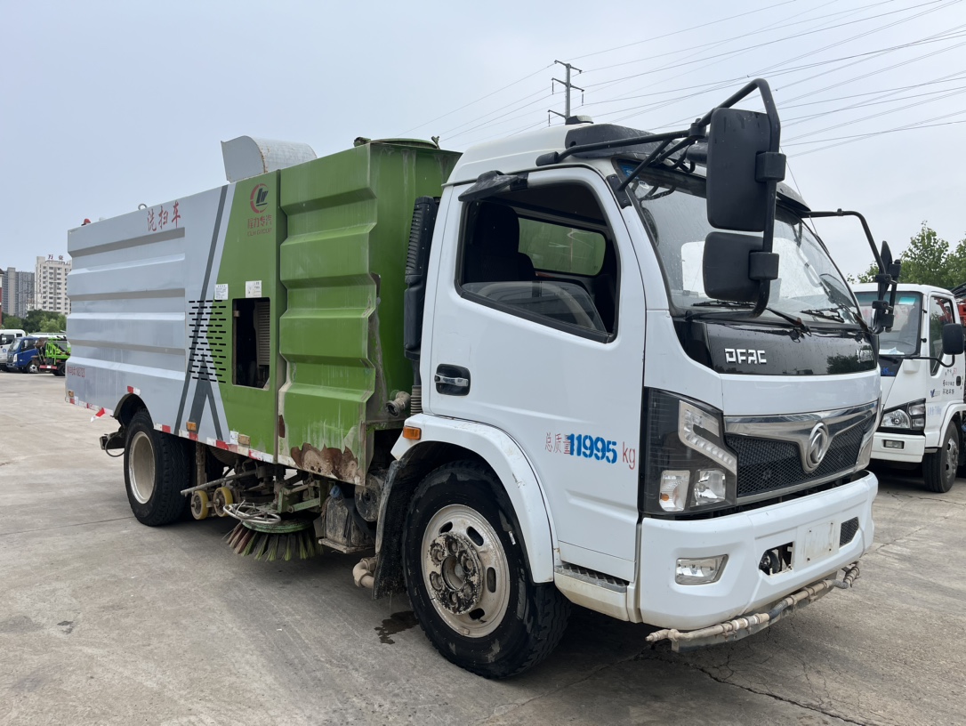 二手國六8方洗掃 2??年份：2021年4月 3??發(fā)動機：云內(nèi)150馬力，國六 4??底盤配置：東風福瑞卡底盤，3800軸距，825鋼絲胎，六檔變速箱。 5?